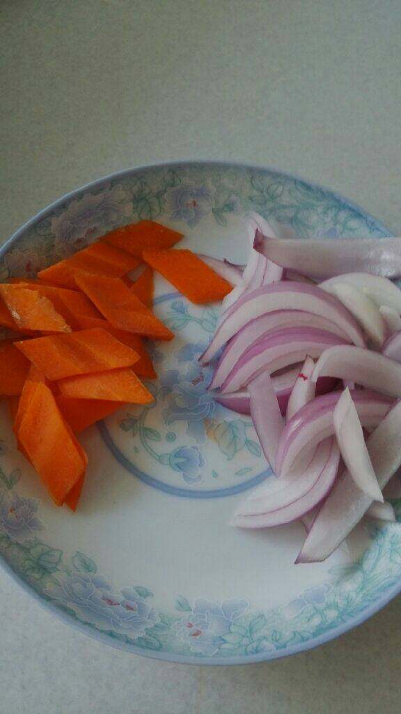 牛肉饭,<a style='color:red;display:inline-block;' href='/shicai/ 29'>洋葱</a>切丝，<a style='color:red;display:inline-block;' href='/shicai/ 25'>胡萝卜</a>切菱形块备用