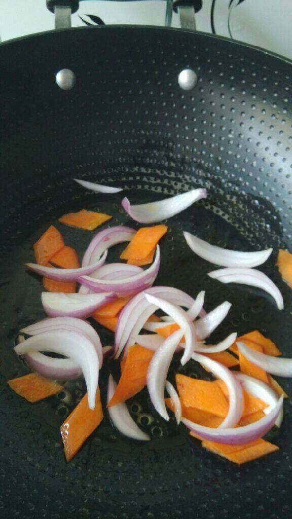 牛肉饭,锅中放少量油，下入洋葱，胡萝卜翻炒，变色后倒入<a style='color:red;display:inline-block;' href='/shicai/ 718'>料酒</a>，<a style='color:red;display:inline-block;' href='/shicai/ 692'>酱油</a>，耗油，<a style='color:red;display:inline-block;' href='/shicai/ 3729'>白糖</a>