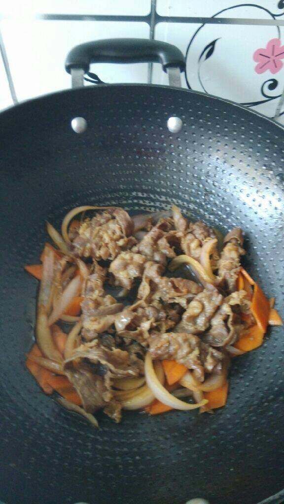 牛肉饭,翻炒几下倒入牛肉卷翻炒几下加一点水，翻炒几下出锅，完成。