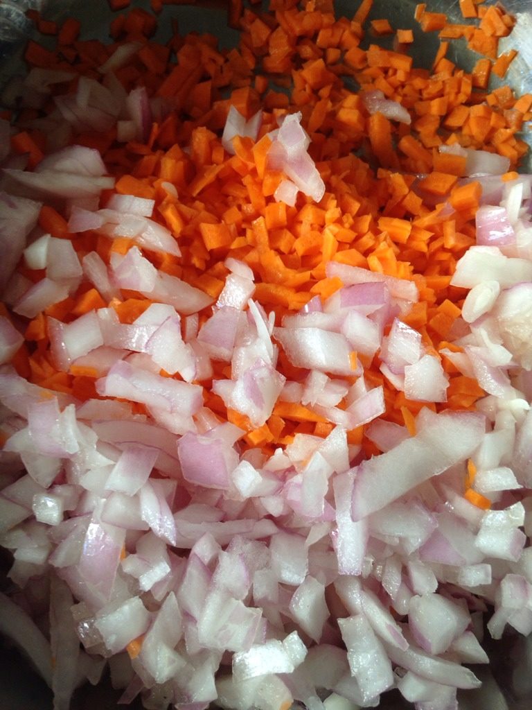 洋葱胡萝卜饼,<a style='color:red;display:inline-block;' href='/shicai/ 25'>胡萝卜</a><a style='color:red;display:inline-block;' href='/shicai/ 29'>洋葱</a>切小粒