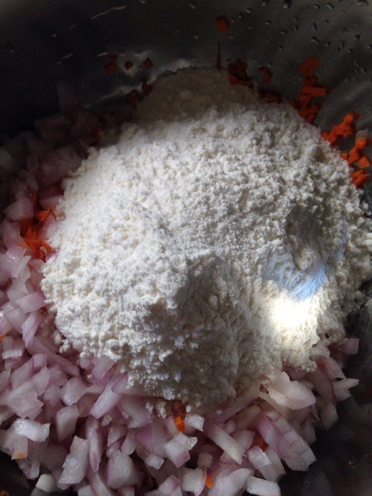 洋葱胡萝卜饼,加入<a style='color:red;display:inline-block;' href='/shicai/ 519'>面粉</a>