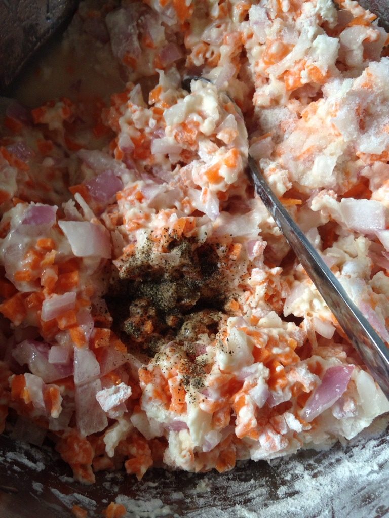 洋葱胡萝卜饼,加入适量的盐，适量的<a style='color:red;display:inline-block;' href='/shicai/ 134333'>黑胡椒</a>，水，再搅拌均匀