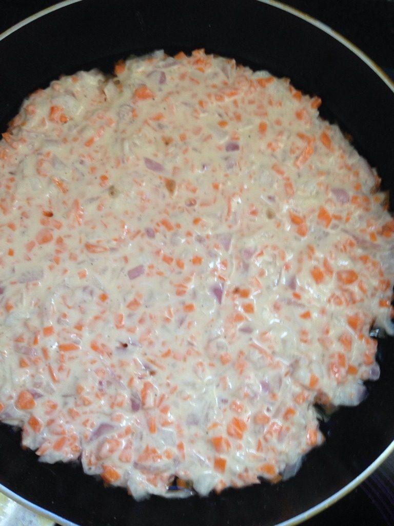 洋葱胡萝卜饼,然后平底锅放点油，五成热后把伴好的面粉糊摊平，两面煎金黄即可。