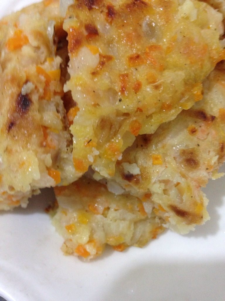 洋葱胡萝卜饼,直接用铲子在锅里切开，盛盘上桌。
