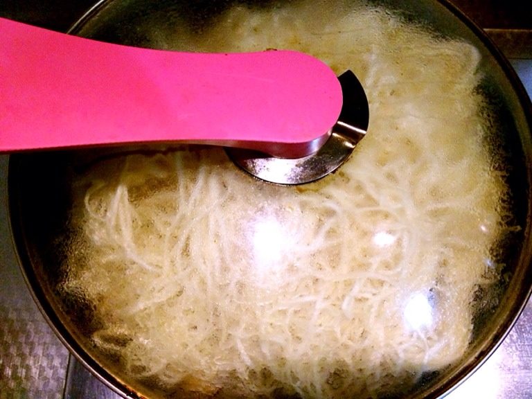 扁豆焖面,盖盖焖制10分钟,打开锅盖把面条和菜搅拌均匀