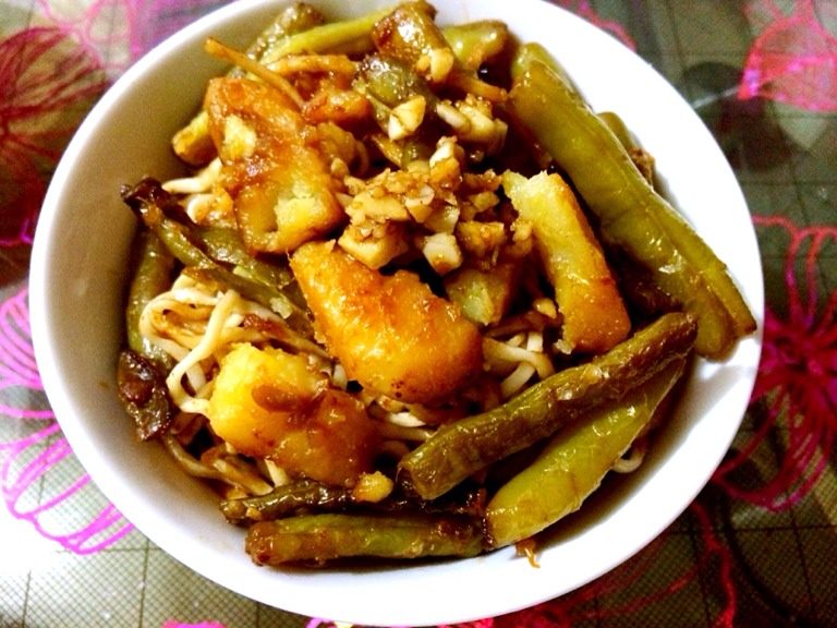 扁豆焖面,一定记得先盛出一碗面加入蘸料拍照,否则会被抢光,嘿嘿