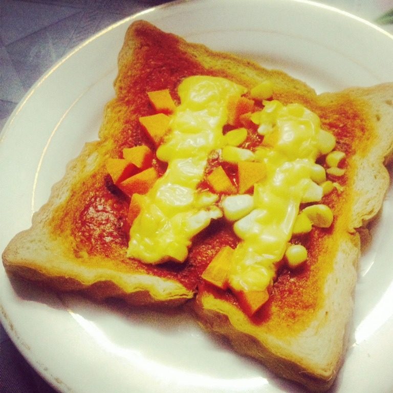 懒人简易披萨,把<a style='color:red;display:inline-block;' href='/shicai/ 62159'>芝士片</a>铺在面包片上放进微波炉，中火三分钟，只要芝士融化即可～