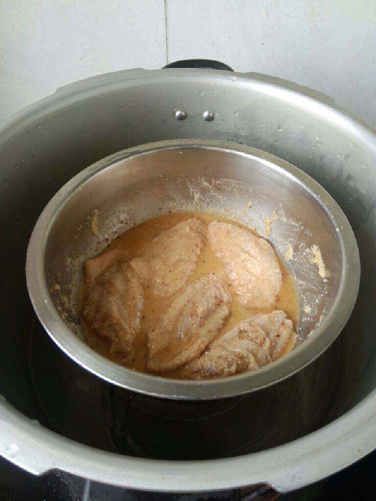 粉蒸鸡翅根,如图上锅蒸,开大火直到上汽继续十分钟后关火焖至没压力打开。