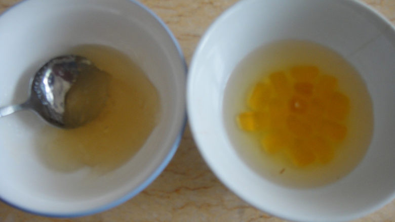 芒果酸奶慕斯蛋糕,8克<a style='color:red;display:inline-block;' href='/shicai/ 115501'>鱼胶粉</a>加入35克清水提前浸泡至全部透明,QQ汤用40克清水浸泡