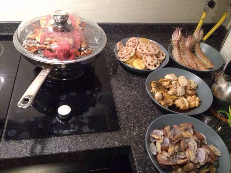给男朋友的麻辣海鲜,把所有食材过水,土豆和藕片就一点,半熟即可!膏蟹蒸熟!