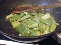干煸苦瓜,加清水少许，翻炒均匀，待苦瓜断生后，放盐，鸡粉，淋入香油，即可