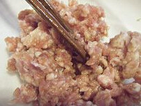 干煸苦瓜,猪肉末用盐，白糖，料酒搅均匀，腌15分钟