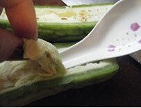 干煸苦瓜,苦瓜去瓜蒂，切的长条，用盐腌一下；大蒜去皮，切粒；干辣椒洗干净，切小段