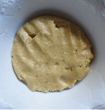 低糖豆渣芝麻饼干,放入过滤过的面粉,揉成面团