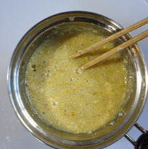 低糖豆渣芝麻饼干,容器中加入油、鸡蛋、糖用筷子搅拌均匀,放入豆渣,浸泡半小时