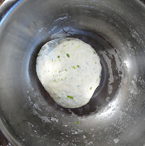 香葱苏打饼干,放入过滤的面粉揉成面团，饧上10分钟