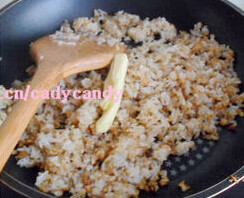 奶油黄金蒜蓉炒饭,关火出锅前加入一小块黄油,利用放的温度使之融化,与饭搅拌均匀,即可出锅