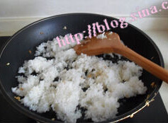 奶油黄金蒜蓉炒饭,油锅加入<a style='color:red;display:inline-block;' href='/shicai/ 887'>黄油</a>融化，再加<a style='color:red;display:inline-block;' href='/shicai/ 851'>橄榄油</a>，放入冷饭，炒至米饭松软