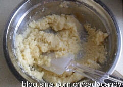 泰式椰蓉饼 ,将汤汁与面粉，椰蓉，鸡蛋混合成糊
