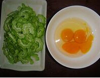 苦瓜蛋饼 ,<a style='color:red;display:inline-block;' href='/shicai/ 55'>苦瓜</a>去籽切片，<a style='color:red;display:inline-block;' href='/shicai/ 9'>鸡蛋</a>放入盐和<a style='color:red;display:inline-block;' href='/shicai/ 756'>鸡精</a>打散