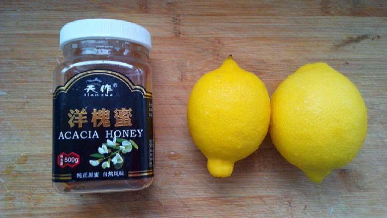 柠檬蜂蜜饮,准备<a style='color:red;display:inline-block;' href='/shicai/ 595'>柠檬</a>和<a style='color:red;display:inline-block;' href='/shicai/ 865'>蜂蜜</a>