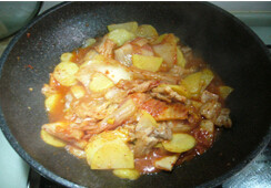 辣白菜炒五花肉,倒入辣白菜，调入盐和味极鲜，盖上锅盖中小火闷5分钟左右，最后调入<a style='color:red;display:inline-block;' href='/shicai/ 756'>鸡精</a>即可