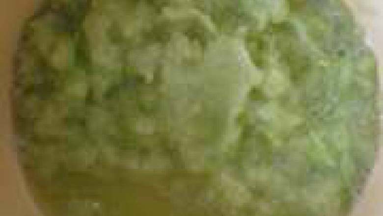 糊塌子,用刀刨成两半,挖去瓜瓤,用擦丝器擦成细丝,装在大碗中,加入2茶匙盐拌匀,静置10分钟,使其中的水分充分渗出