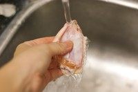 盐煎鸡翅,从冰箱取出鸡翅，用水冲洗干净，并挤干水分