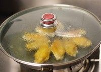 盐煎鸡翅,煎到一面开始变金黄时，加盖焖上2分钟