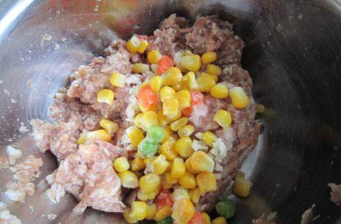 虎皮青椒酿肉,将猪肉馅料,除油以外的所有材料混合,用手抓匀至肉末粘稠起筋后,再加入油抓匀