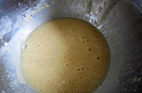 糖醋茄夹 ,鸡蛋打散，加入万用酥炸粉适量，调制成粘稠的挂糊