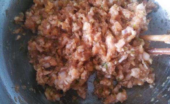 糖醋茄夹 ,肉末加生抽，淀粉，盐， 蒜末，香油搅均