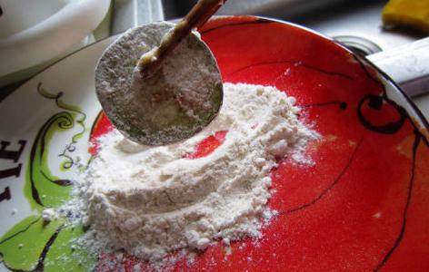 糖醋茄夹 ,茄子切片，在两片茄子中铺上肉末，将两片茄子合拢压紧，裹上一层干的万用酥炸粉