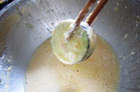 糖醋茄夹 ,再放入调制好的鸡蛋糊中，均匀裹好