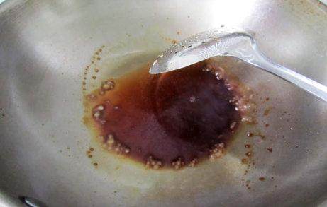 糖醋茄夹 ,锅内留少许油，倒入准备好的糖醋汁（糖2小勺、生抽2勺、醋3勺、水少许）