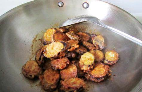 糖醋茄夹 ,等汁烧开，立即关火。倒入炸好的茄子夹，翻裹均匀酱汁即可