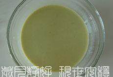 抹茶烤布丁,鸡蛋和蛋黄混合并打散后,倒入牛奶抹茶液里,倒入动物性淡奶油,搅拌均匀,成为布丁液