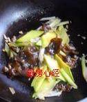 过油肉盖饭,油锅爆香葱片；蒜粒，烹入料酒；陈醋；老抽；加入黄瓜；木耳炒匀