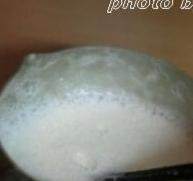 棉花糖牛奶布丁,将煮好的液体过筛，滤去浮沫，取干净容器装入糖水果粒，倒入已过筛的混合液