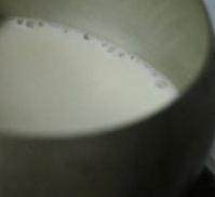 棉花糖牛奶布丁,牛奶倒入干净的锅中小火加热，不能煮沸