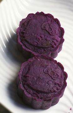 紫薯月饼,将紫薯球塞入模具，压成形取出就可食用