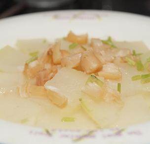 冬瓜蒸干贝丝,隔水用大火蒸15-20分钟即可食用,起锅时可撒点<a style='color:red;display:inline-block;' href='/shicai/ 125'>芹菜</a>珠之类的