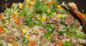 生炒牛肉饭,加入生菜丝,熄火,再翻炒几下即可出锅