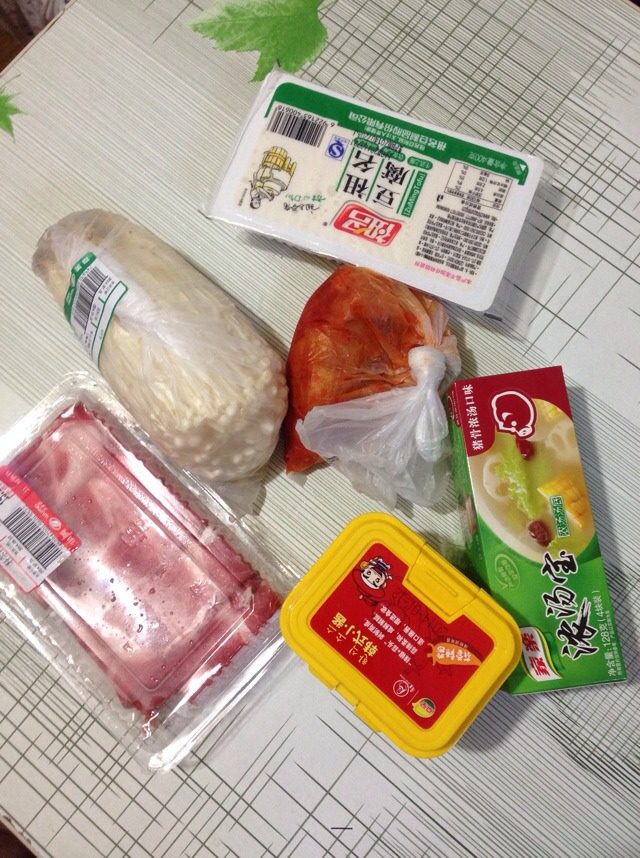 泡菜肥牛汤锅,肥牛在锅内翻炒，放入一大勺辣酱（根据个人口味定）