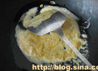 金沙蛋羹,鸭蛋黄碾碎，锅里放油，倒入鸭蛋黄，小火炒至细腻的泡沫状