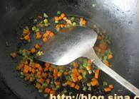 一品黄山,<a style='color:red;display:inline-block;' href='/shicai/ 25'>胡萝卜</a>、<a style='color:red;display:inline-block;' href='/shicai/ 136'>黑木耳</a>、<a style='color:red;display:inline-block;' href='/shicai/ 722'>榨菜</a>切成小粒，放入油锅煸炒，放入<a style='color:red;display:inline-block;' href='/shicai/ 721'>蚝油</a>、<a style='color:red;display:inline-block;' href='/shicai/ 788'>生抽</a>、<a style='color:red;display:inline-block;' href='/shicai/ 10588'>糖</a>，最后放入水淀粉勾芡