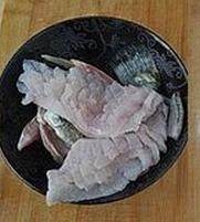 松鼠桂鱼,用料<a style='color:red;display:inline-block;' href='/shicai/ 13417'>酒</a>,精盐调匀,分别抹在鱼头和鱼肉上