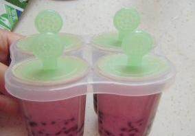 红豆牛奶雪糕,将剩余的牛奶糊装入模子中,随即入冰箱冷冻至成型
