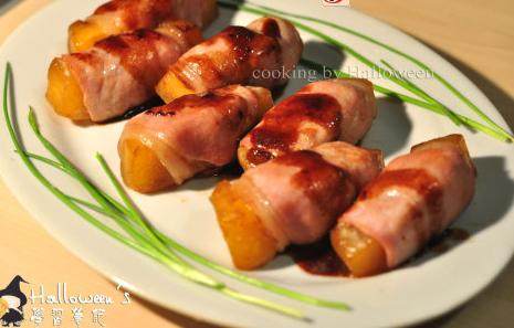 培根南瓜卷,用筷子夹出摆盘，将南瓜汁淋到南瓜卷上..即可