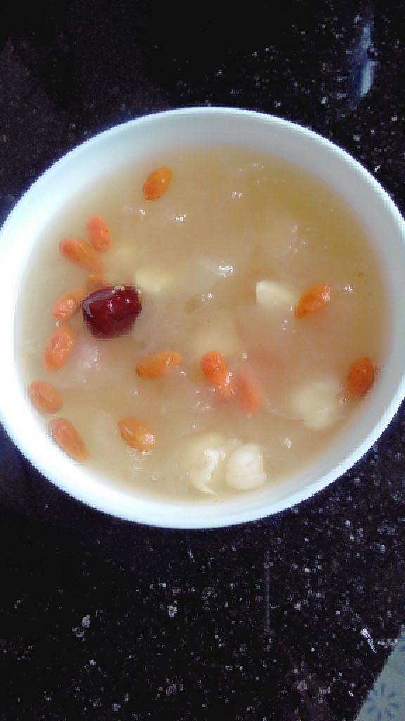 银耳莲子羹